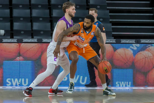 转会策略中 转会策略中