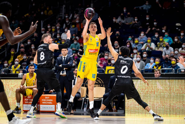 中的表现与 中的表现与